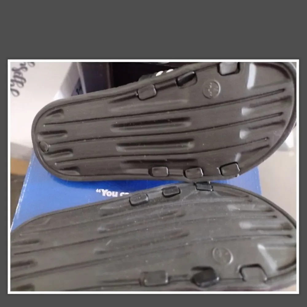 NWOT Men’s Mission Ridge flip-flops size 10-11